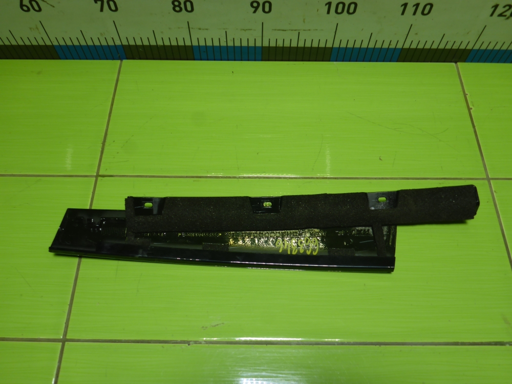 Накладка двери передней левой