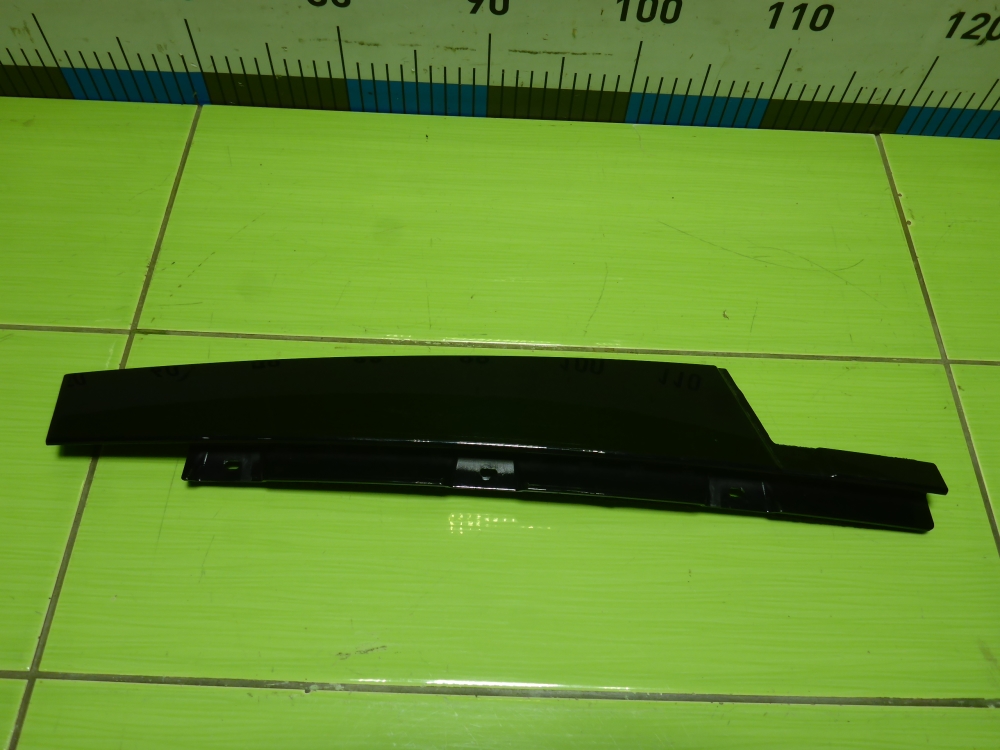 Накладка двери передней левой