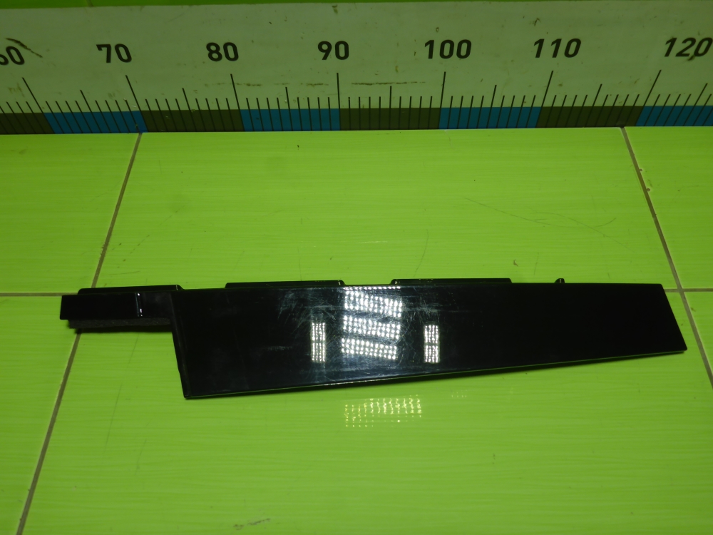 Накладка двери передней левой