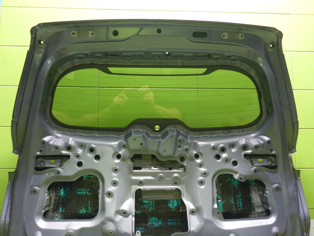 Дверь багажника