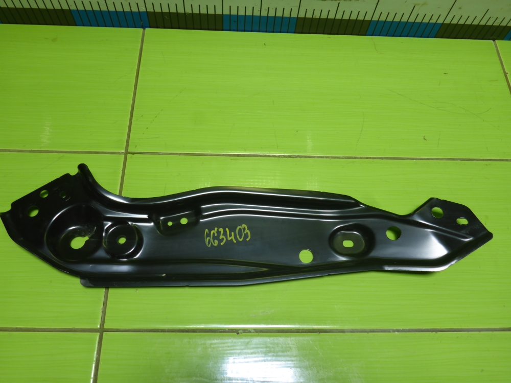 Кронштейн фар правый