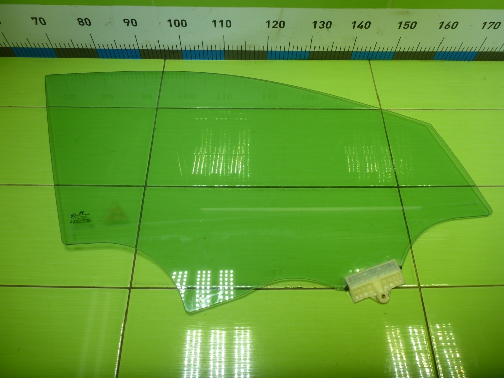 Стекло двери передней правой