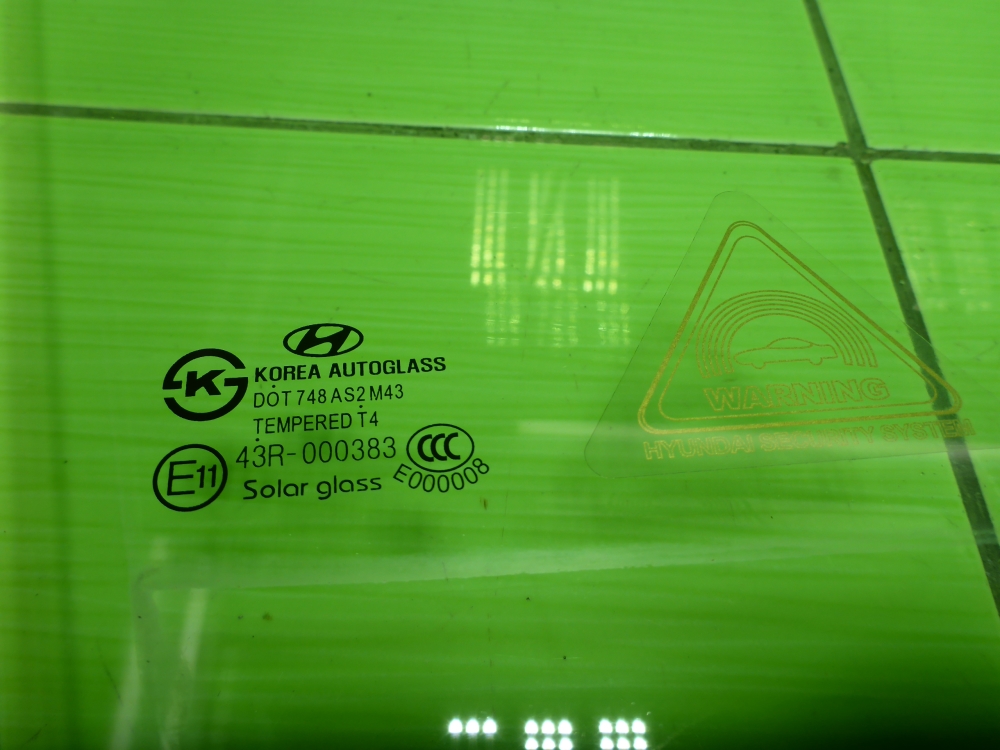 Стекло двери передней правой