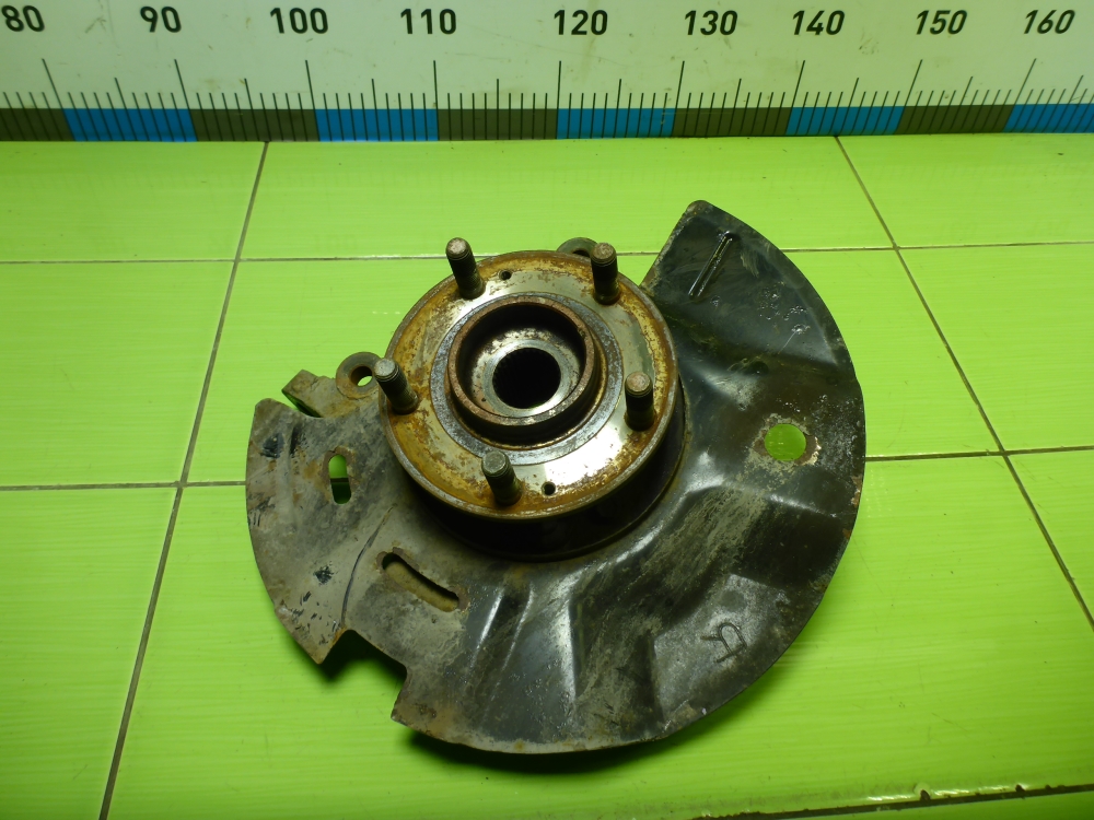 Кулак поворотный передний правый