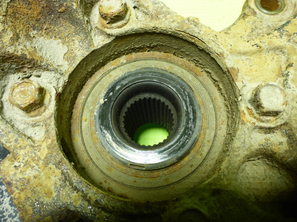 Кулак поворотный передний правый