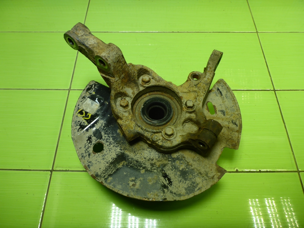 Кулак поворотный передний правый