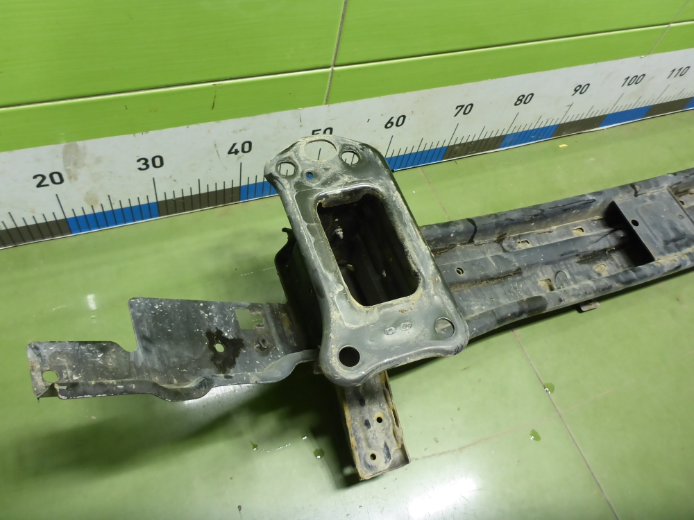 Усилитель переднего бампера