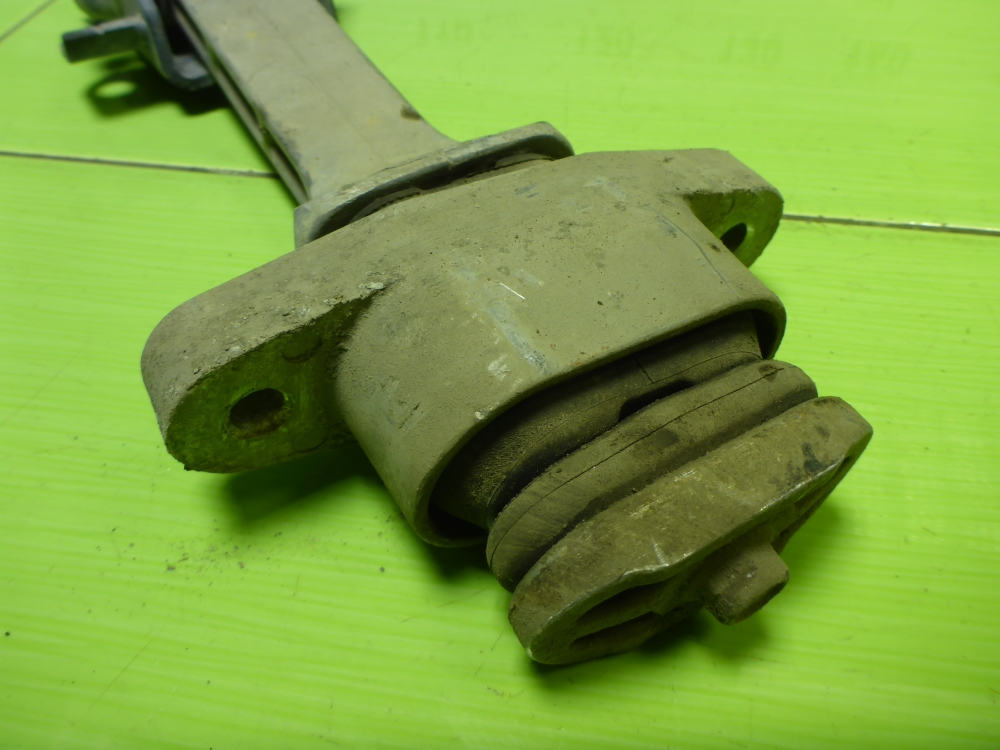 Опора двигателя задняя