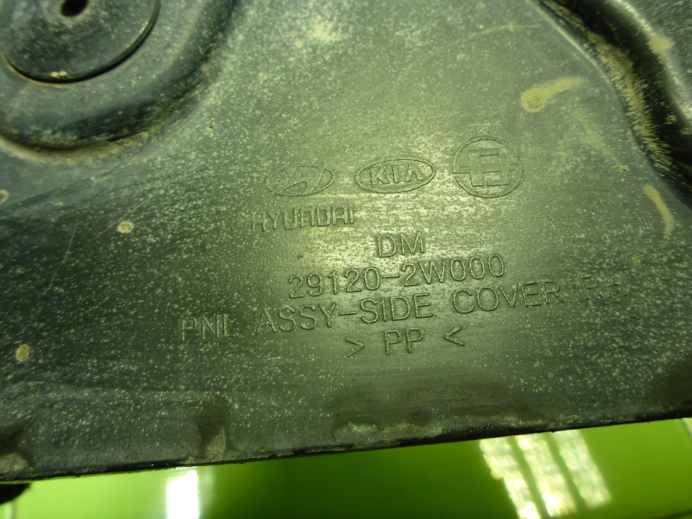 Пыльник двигателя боковой правый