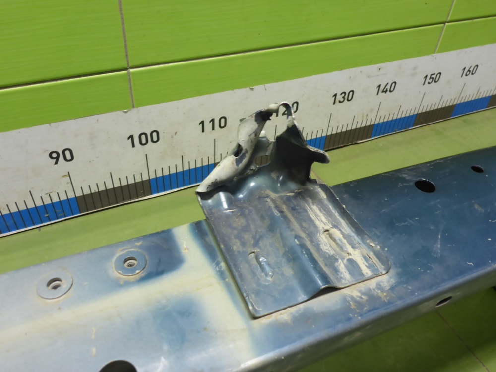 Усилитель переднего бампера