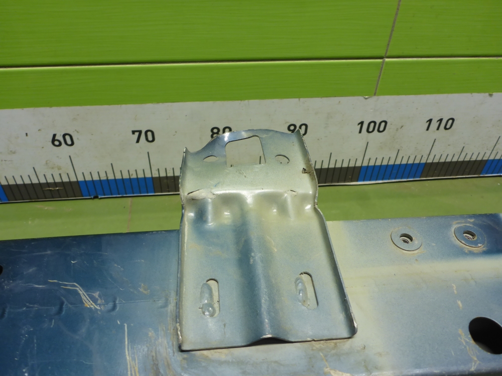 Усилитель переднего бампера