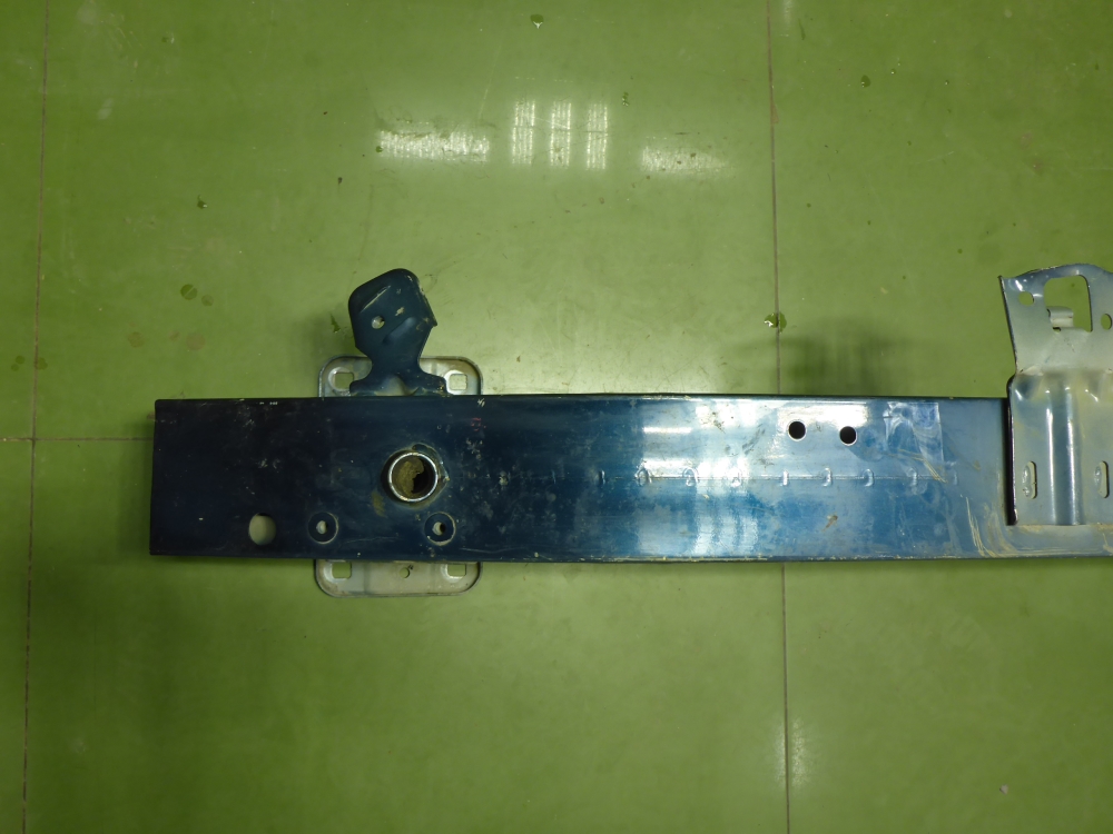 Усилитель переднего бампера