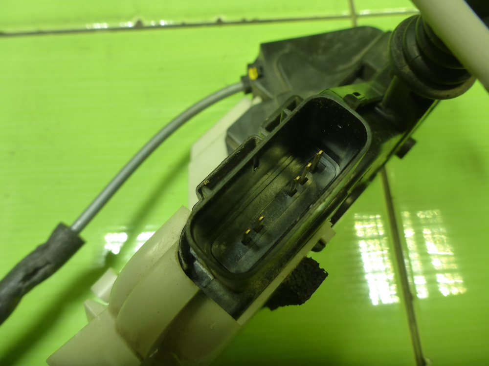 Замок двери задней левой