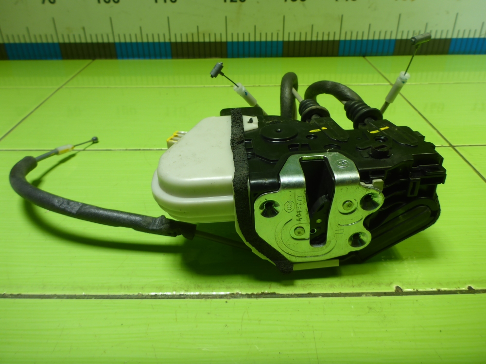 Замок двери задней левой