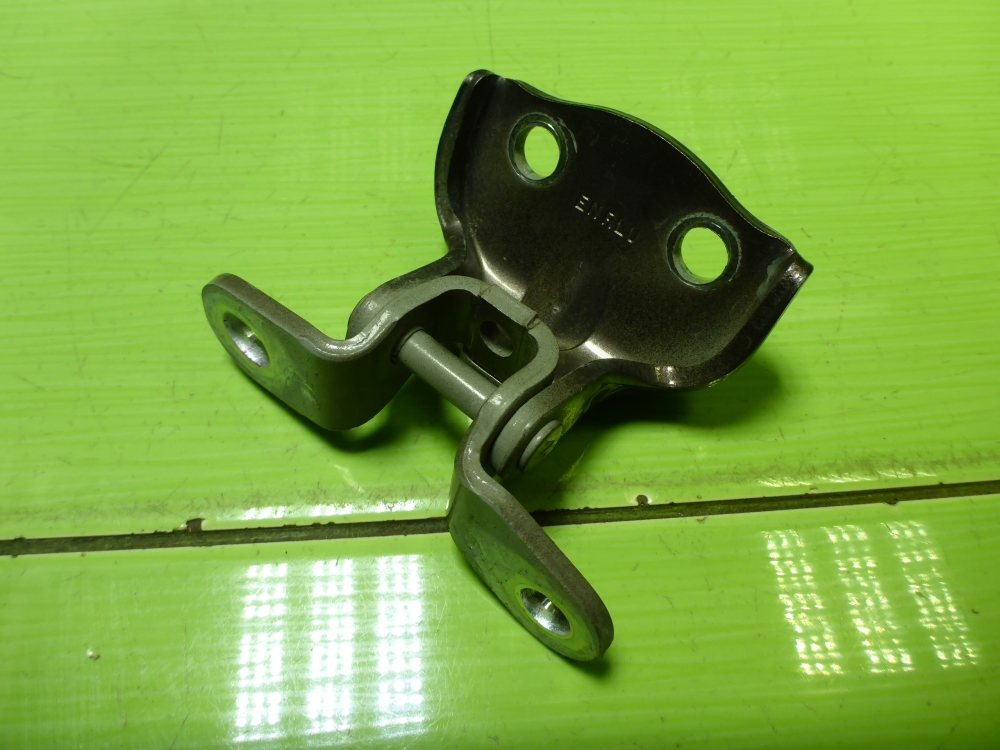 Петля двери задней левой верхняя