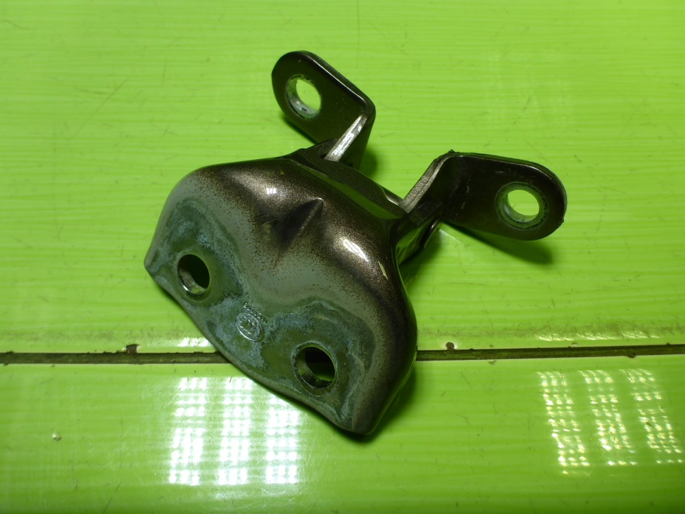 Петля двери задней левой верхняя