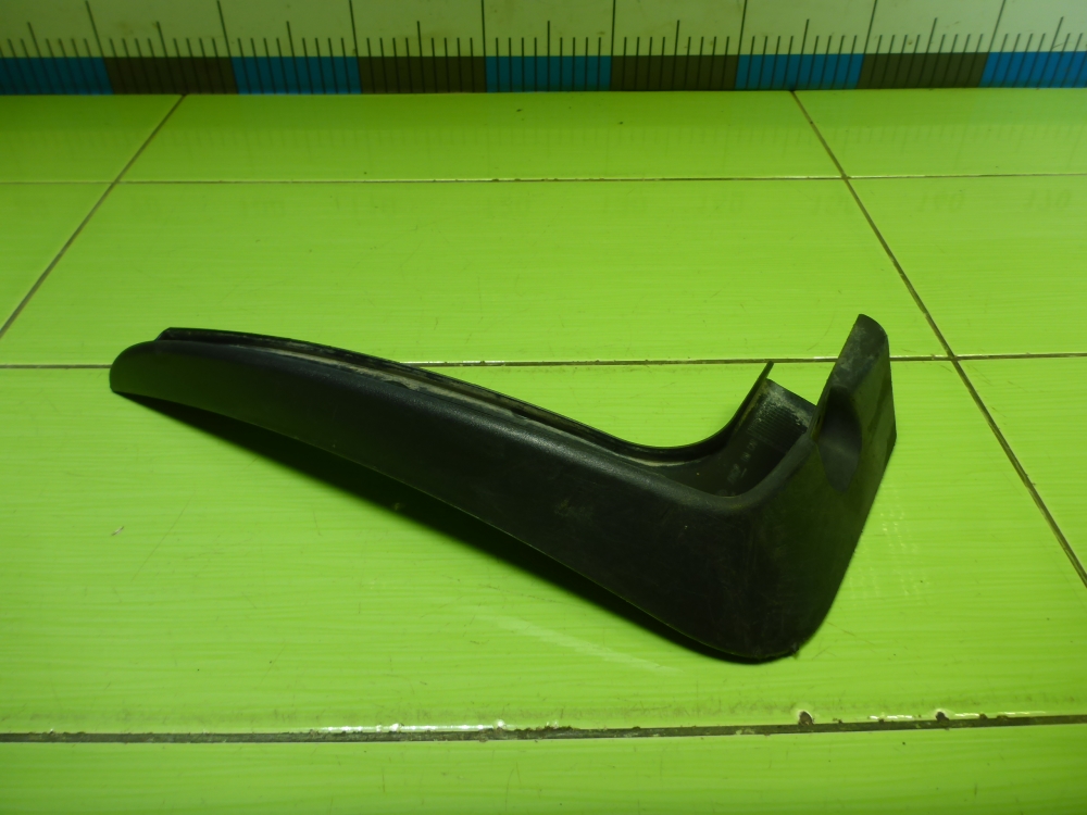 Брызговик задний левый