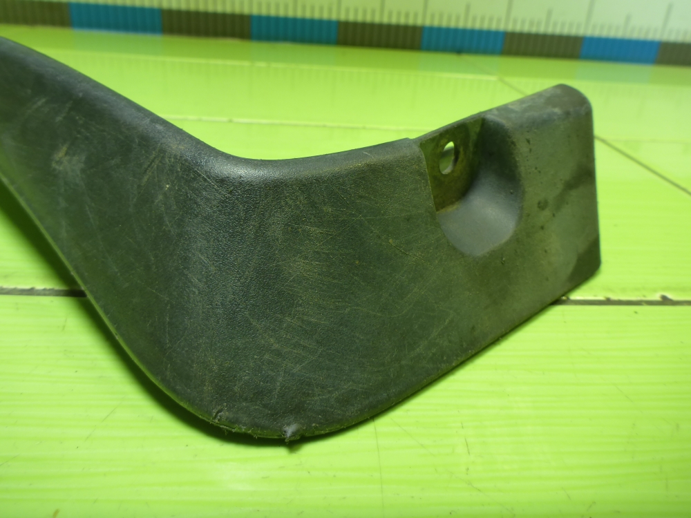 Брызговик задний левый