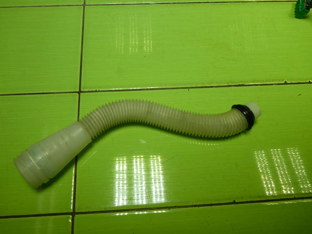 Горловина бачка омывателя