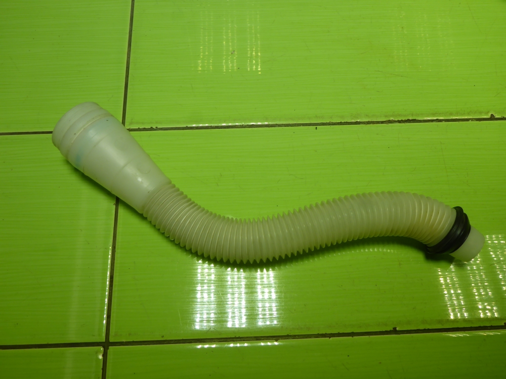 Горловина бачка омывателя