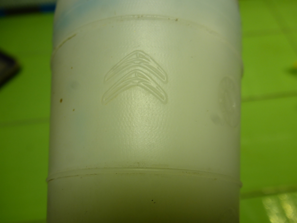 Горловина бачка омывателя