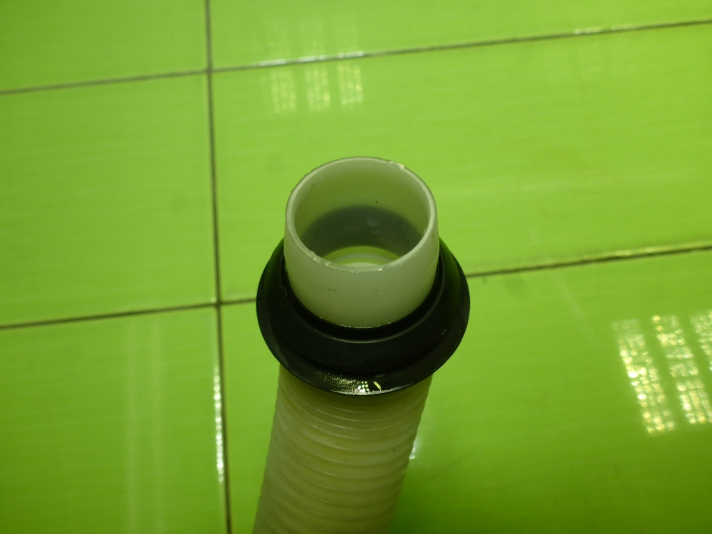 Горловина бачка омывателя