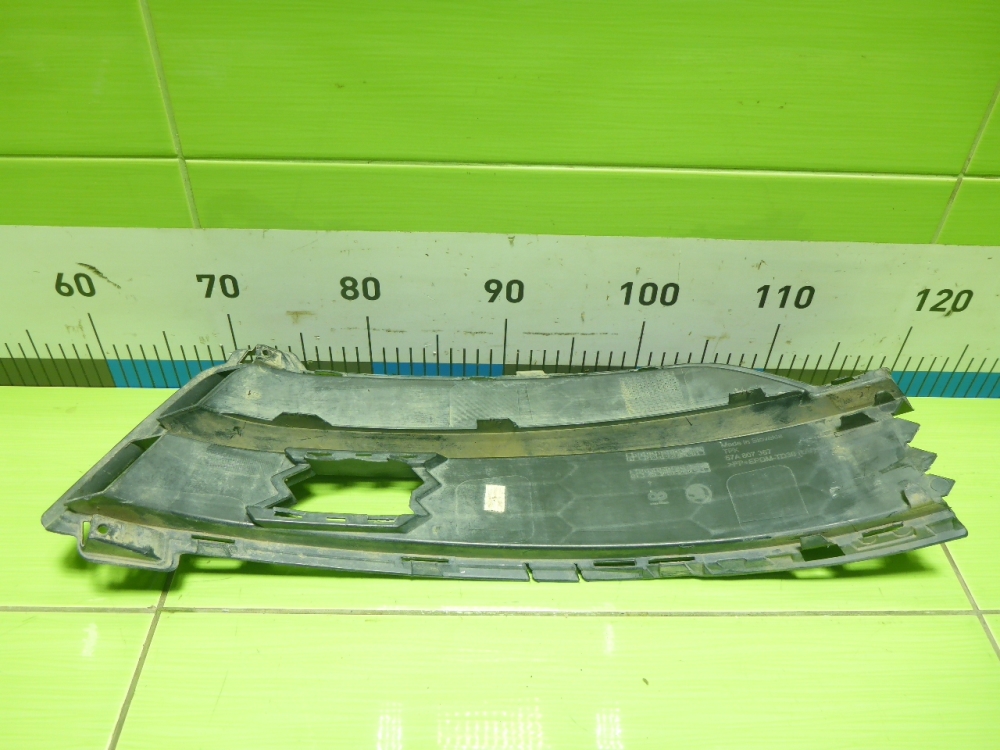 Заглушка бампера левая