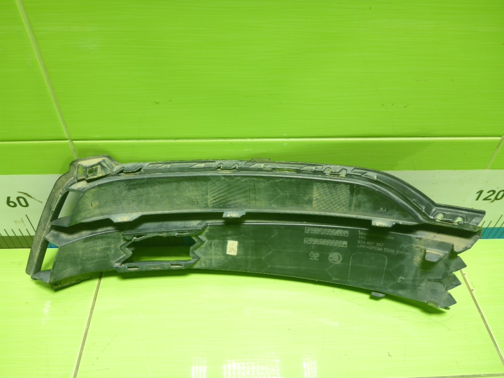 Заглушка бампера левая