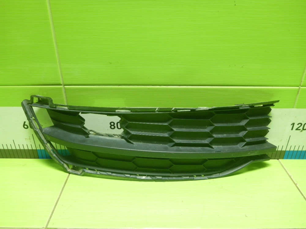 Заглушка бампера левая