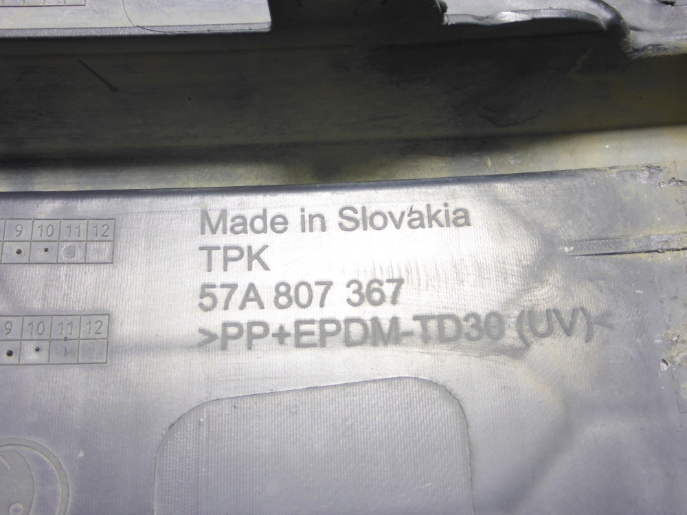 Заглушка бампера левая