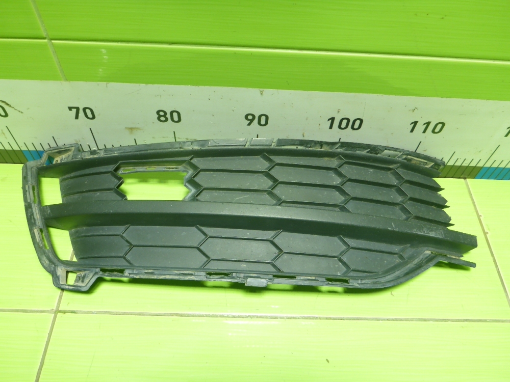 Заглушка бампера левая