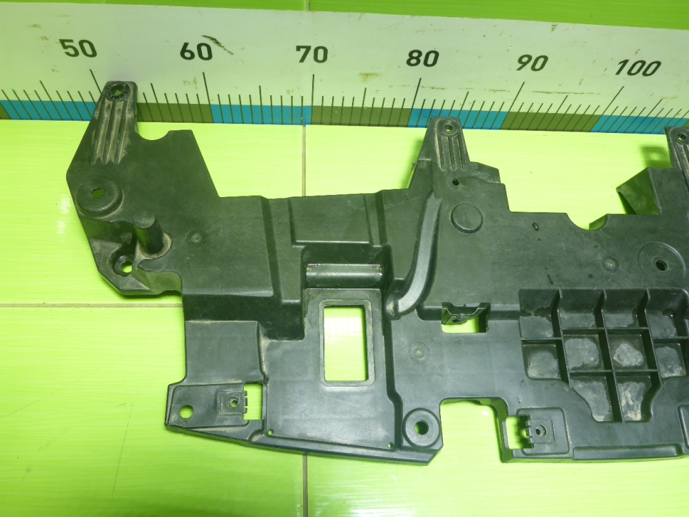 Кронштейн решетки радиатора