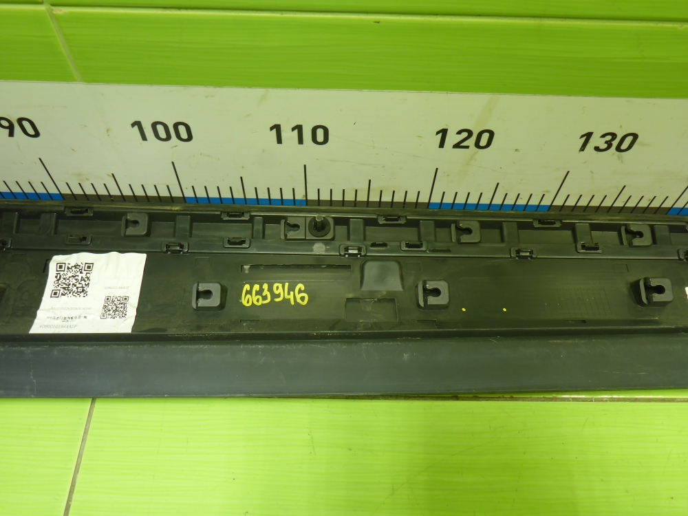 Накладка двери передней левой