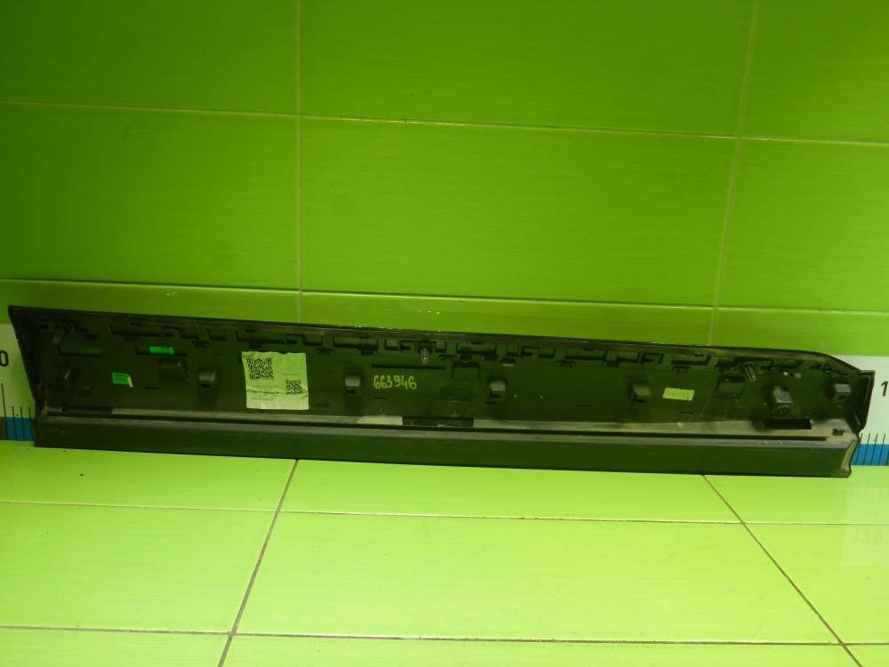 Накладка двери передней левой