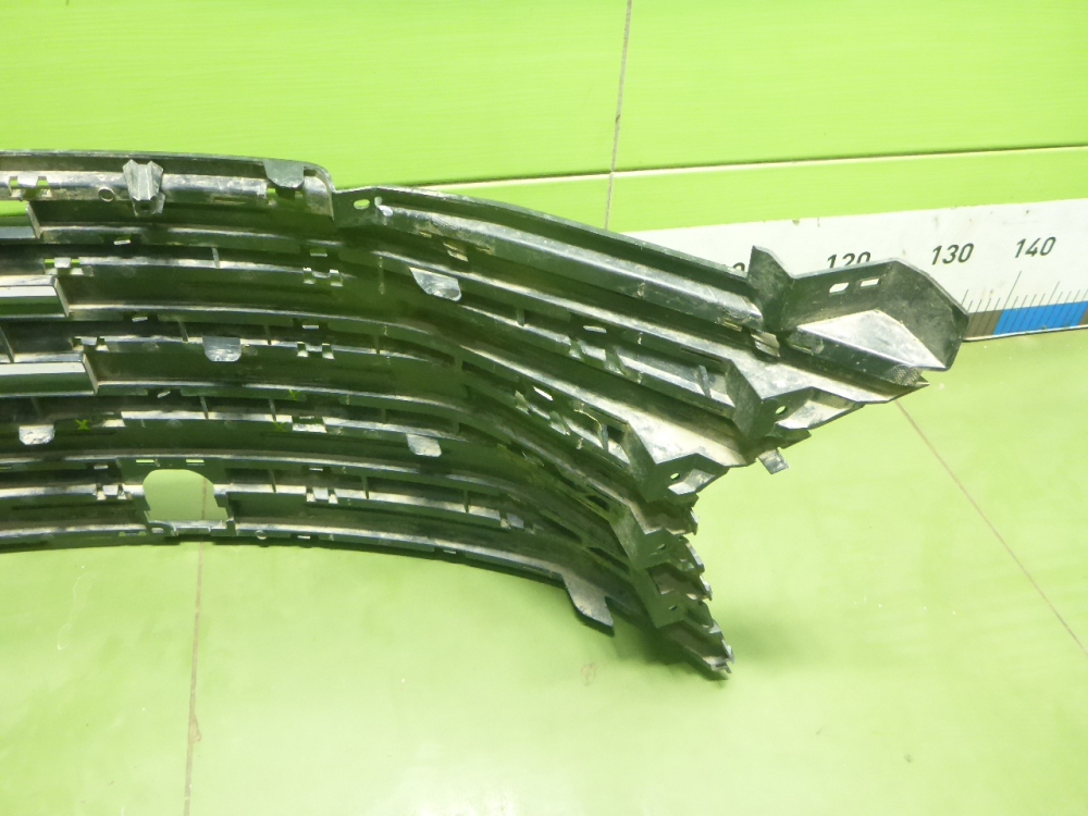 Решетка в бампер центральная