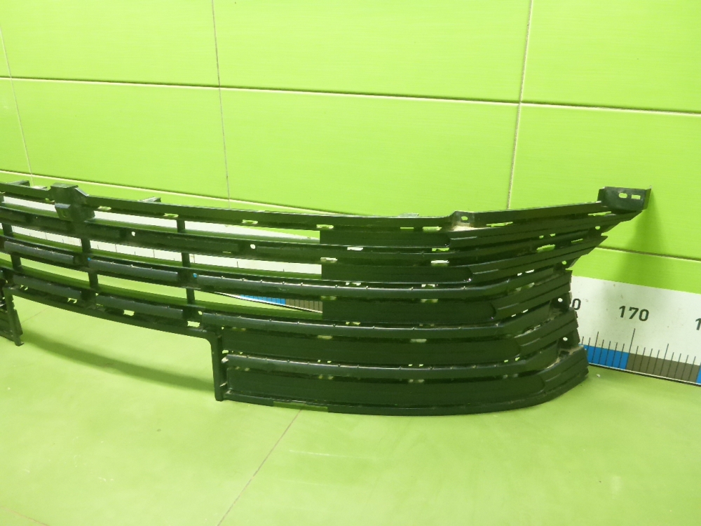 Решетка в бампер центральная