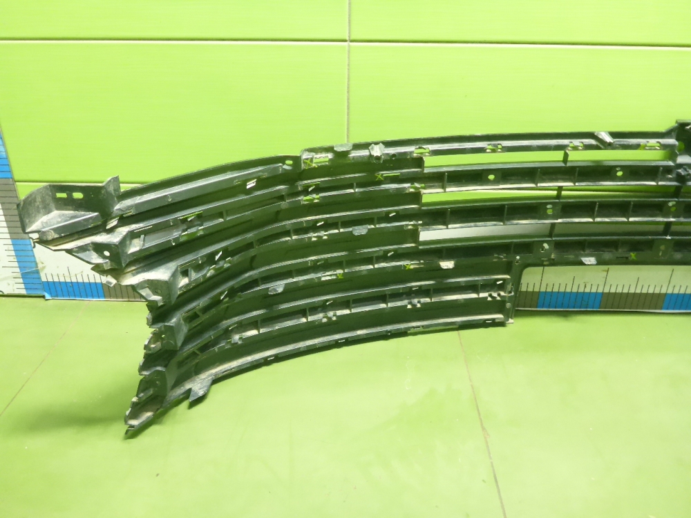 Решетка в бампер центральная