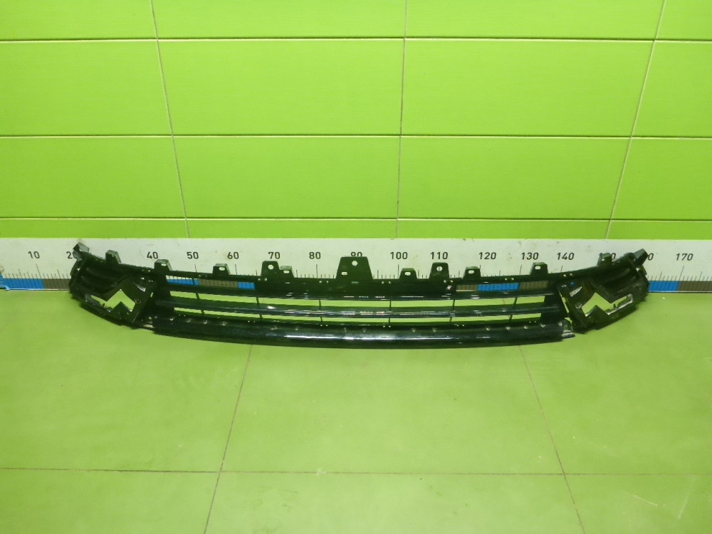 Решетка в бампер центральная