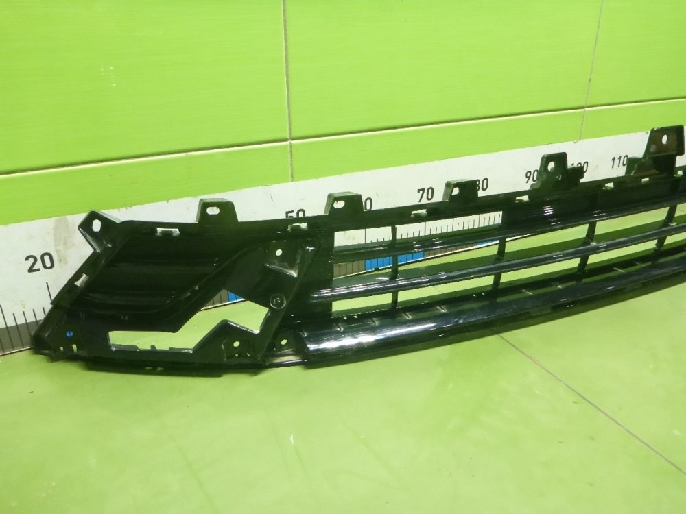 Решетка в бампер центральная