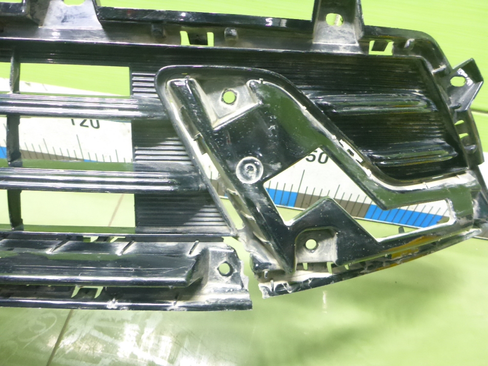 Решетка в бампер центральная