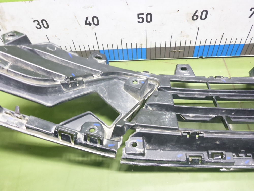 Решетка в бампер центральная