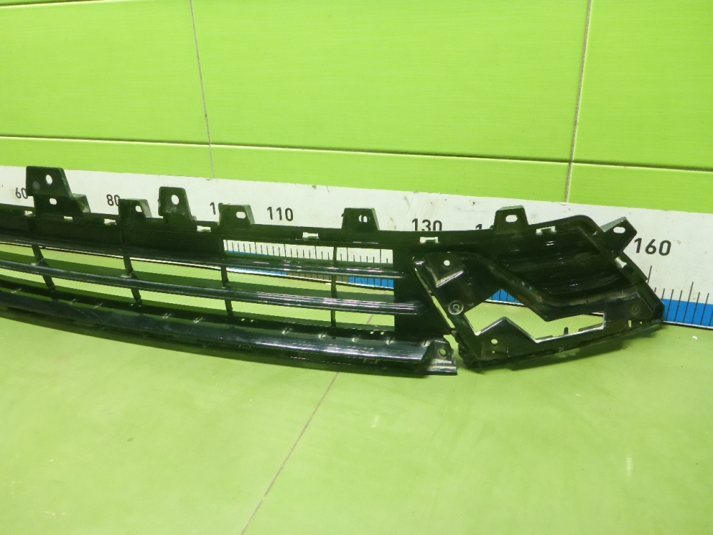 Решетка в бампер центральная