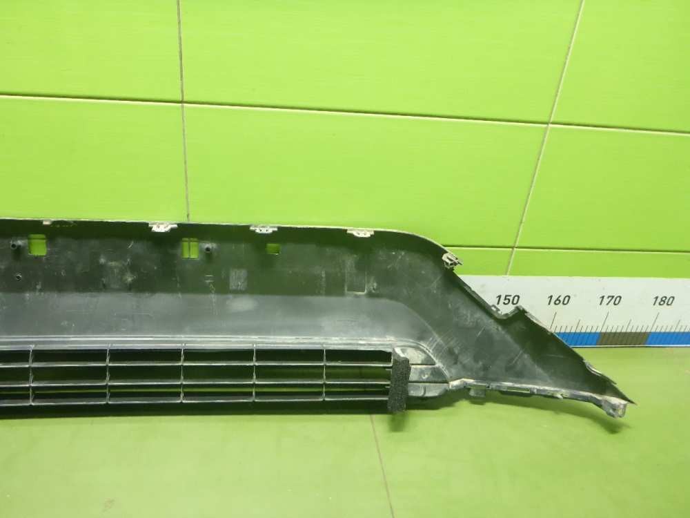 Решетка в бампер центральная