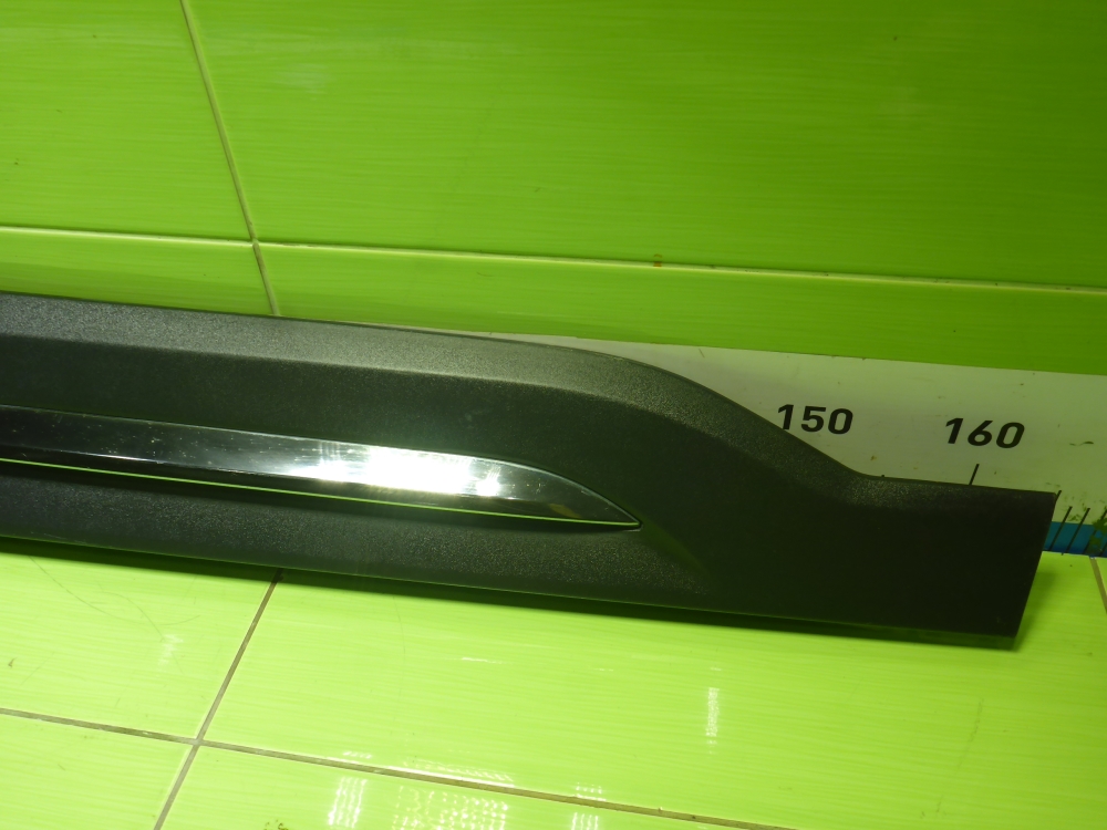 Накладка двери передней правой