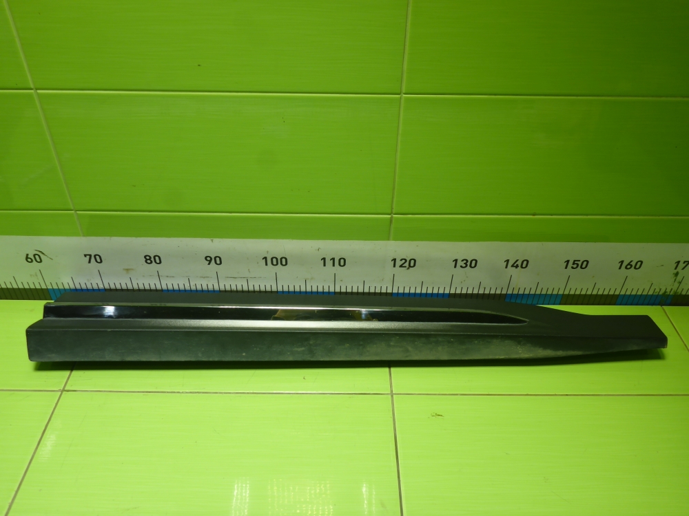 Накладка двери передней правой