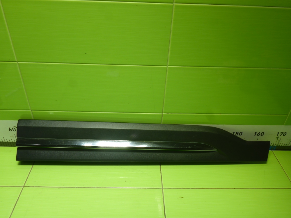 Накладка двери передней правой