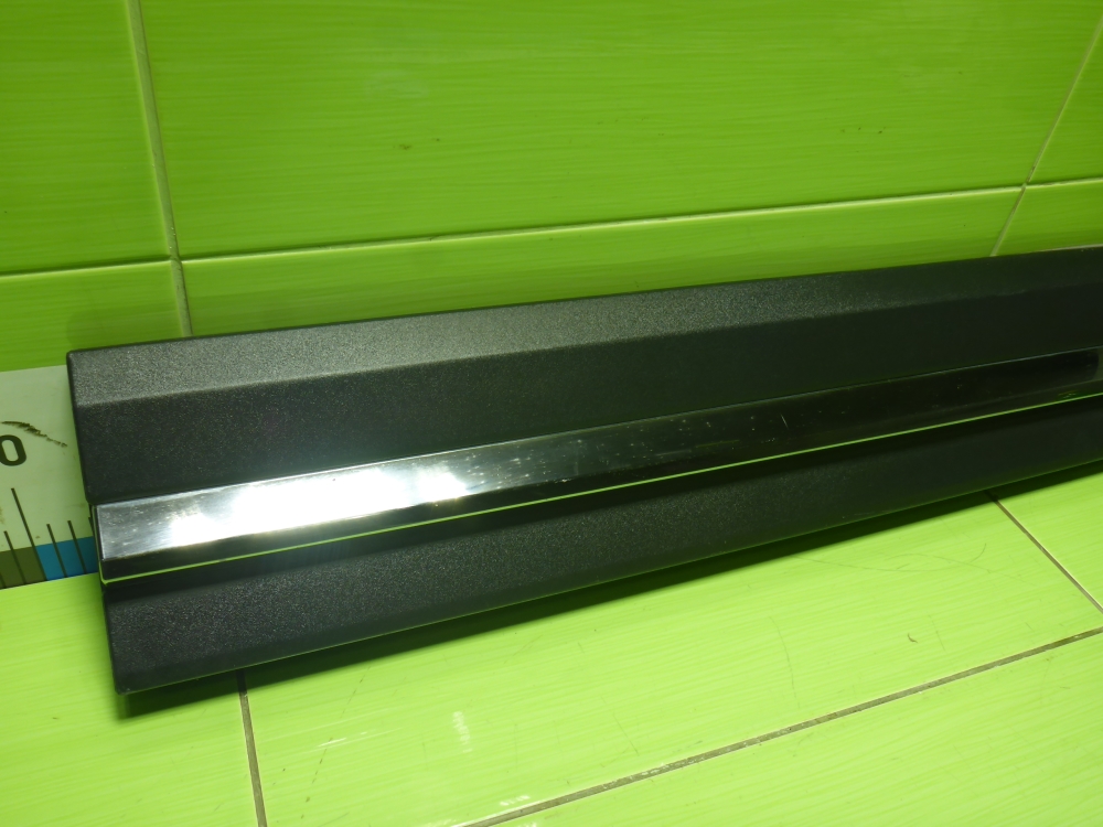 Накладка двери передней правой