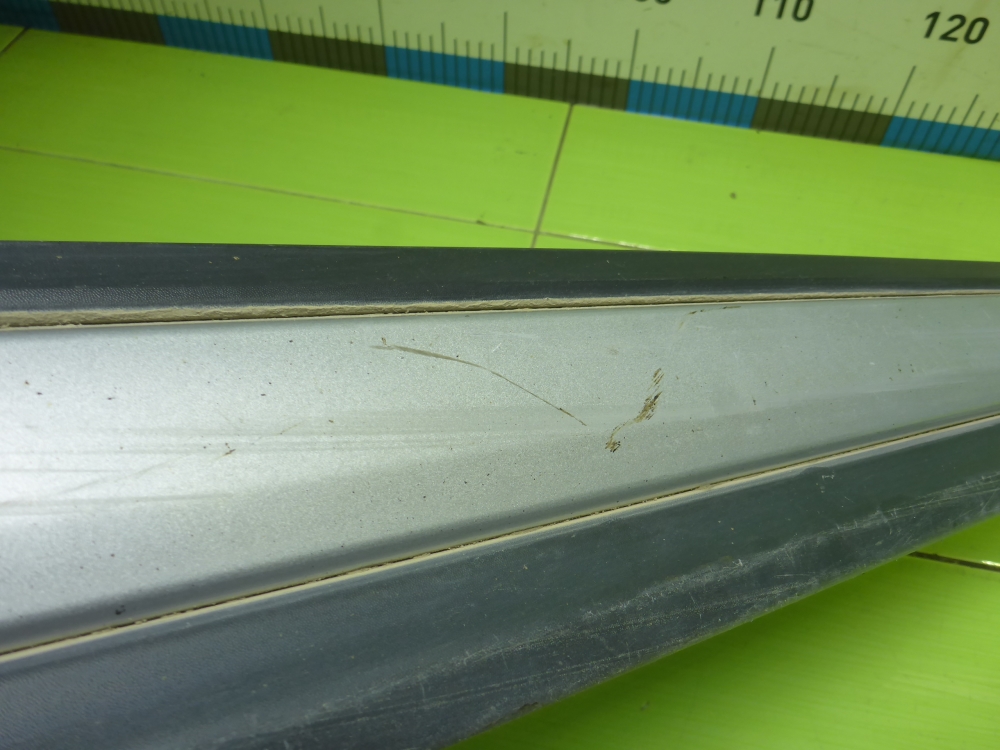 Накладка двери передней правой