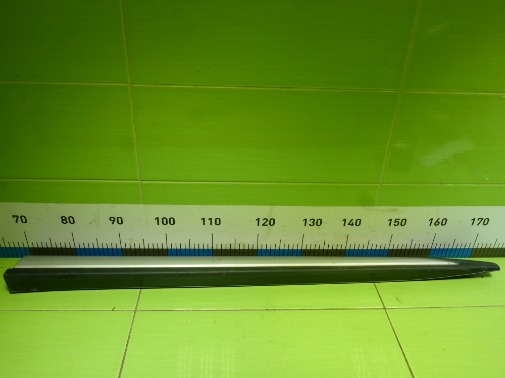 Накладка двери передней правой