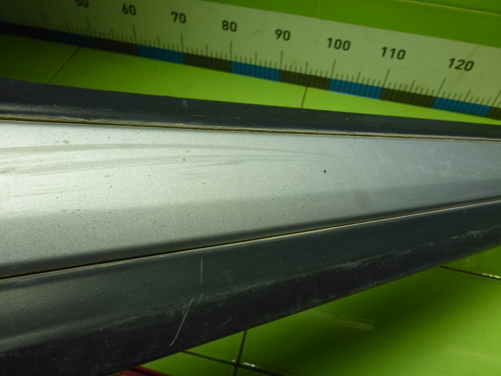 Накладка двери передней правой